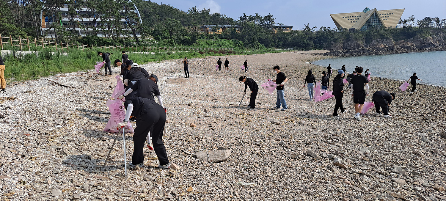 국립신시도자연휴양림, 해안가 쓰레기 줍기 활동 전개 이미지1
